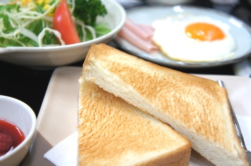 【朝食：洋食】こ〜んがりと焼けたトースト♪サクッとした感触がたまらないですよね