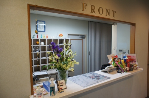 【フロント】ようこそいらっしゃいました♪こちらでチェックインの手続き等をお願いします。