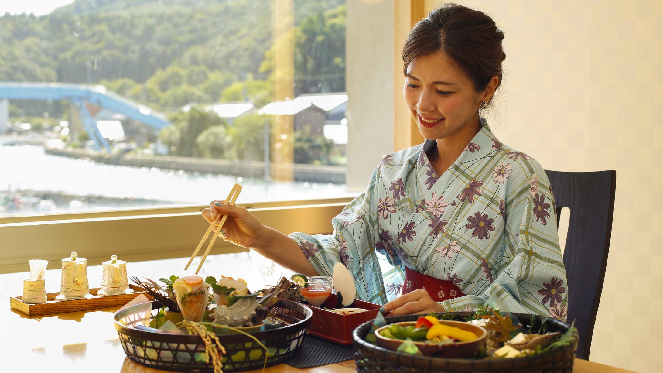 【お食事処・「陵泉」】夕食、朝食共は2階の間仕切りされた空間でごゆっくりお寛ぎください。