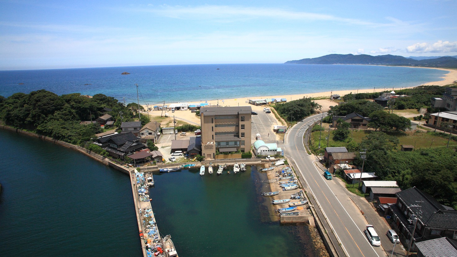 【外観】日本海と久美浜湾との境に位置する絶景の宿。ビーチまでは徒歩30秒です。