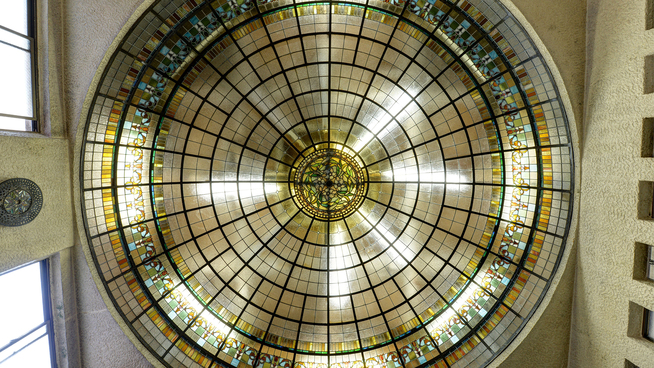*【岩本楼ローマ風呂】聖堂を思わせる光のドームは、まるで天井の世界に包み込まれるよう。