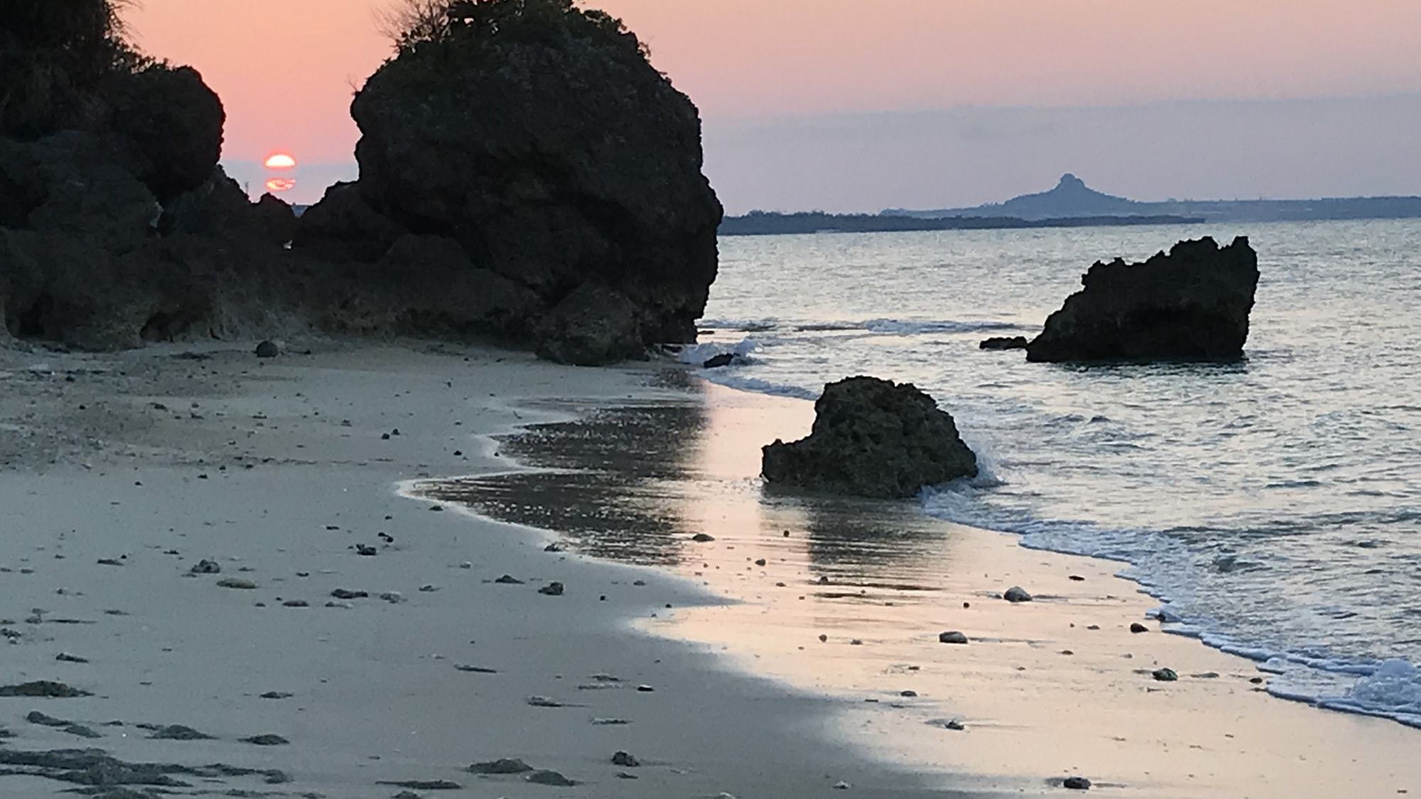 ペンション裏手のビーチから見る海に沈む夕日（夏季）