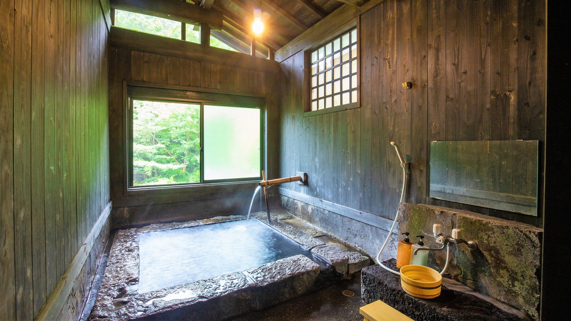 温泉：貸切風呂(みはらしの湯)／窓からは九重の四季を感じられます。