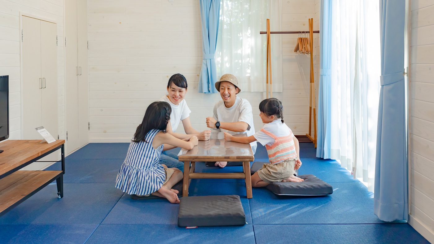 *【マウンテンコテージ】当園内で唯一、和室のあるコテージです。カラーの琉球畳でおしゃれな空間に。
