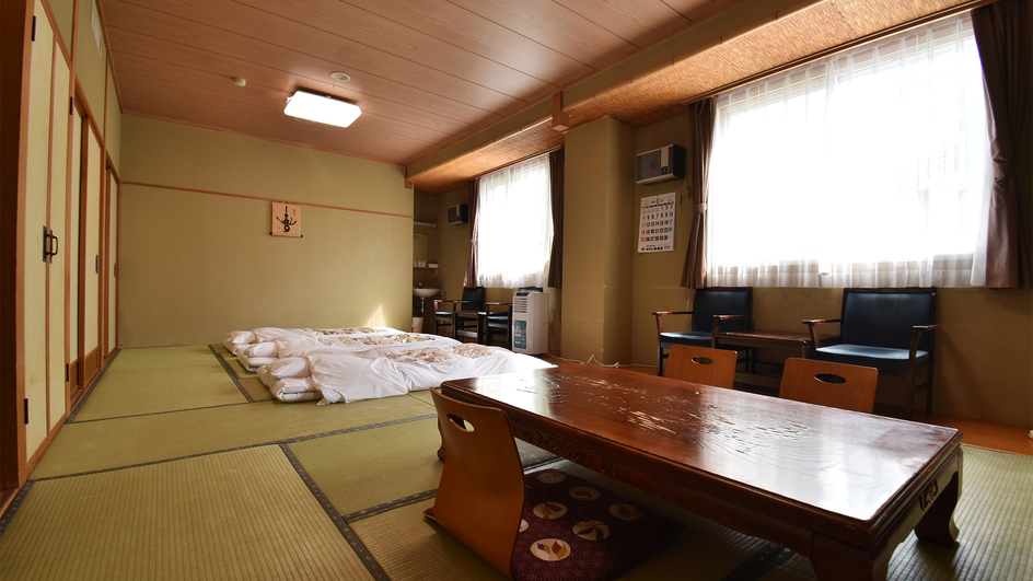 和室16畳最大8名様まで宿泊可能な広々和室です
