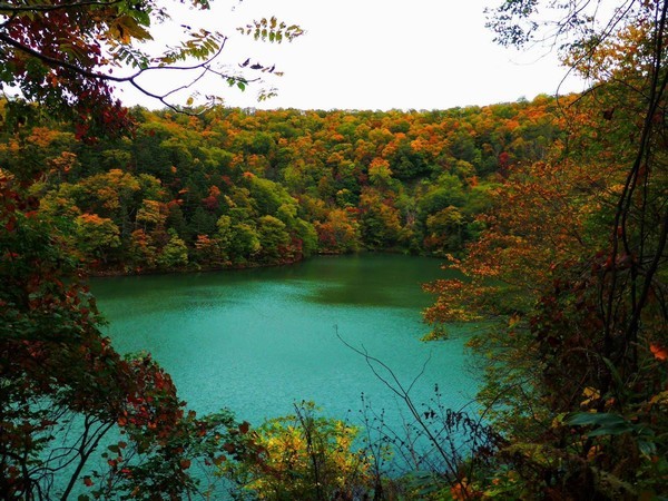 季節：秋の半月湖
