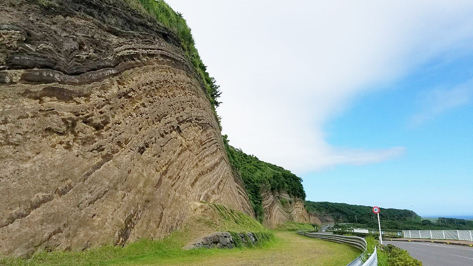 *千波地層切断面／火山噴火によって幾重にも積み重なった美しい地層断面