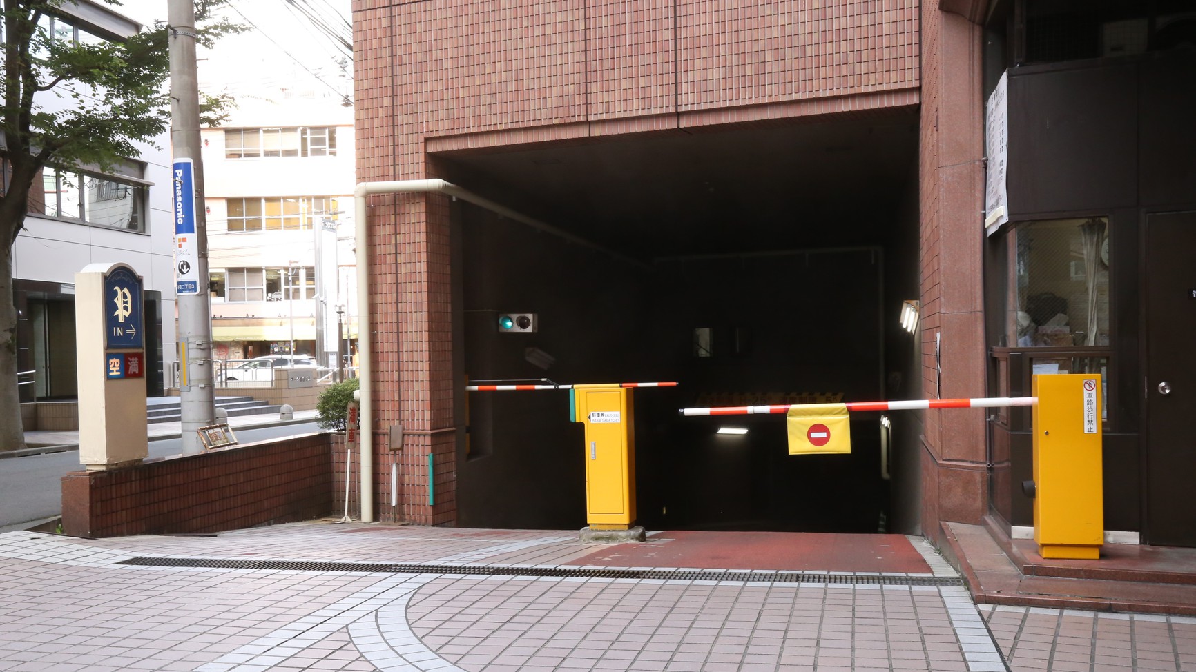 地下駐車場への入り口はこちら（ホテル建物の北側）