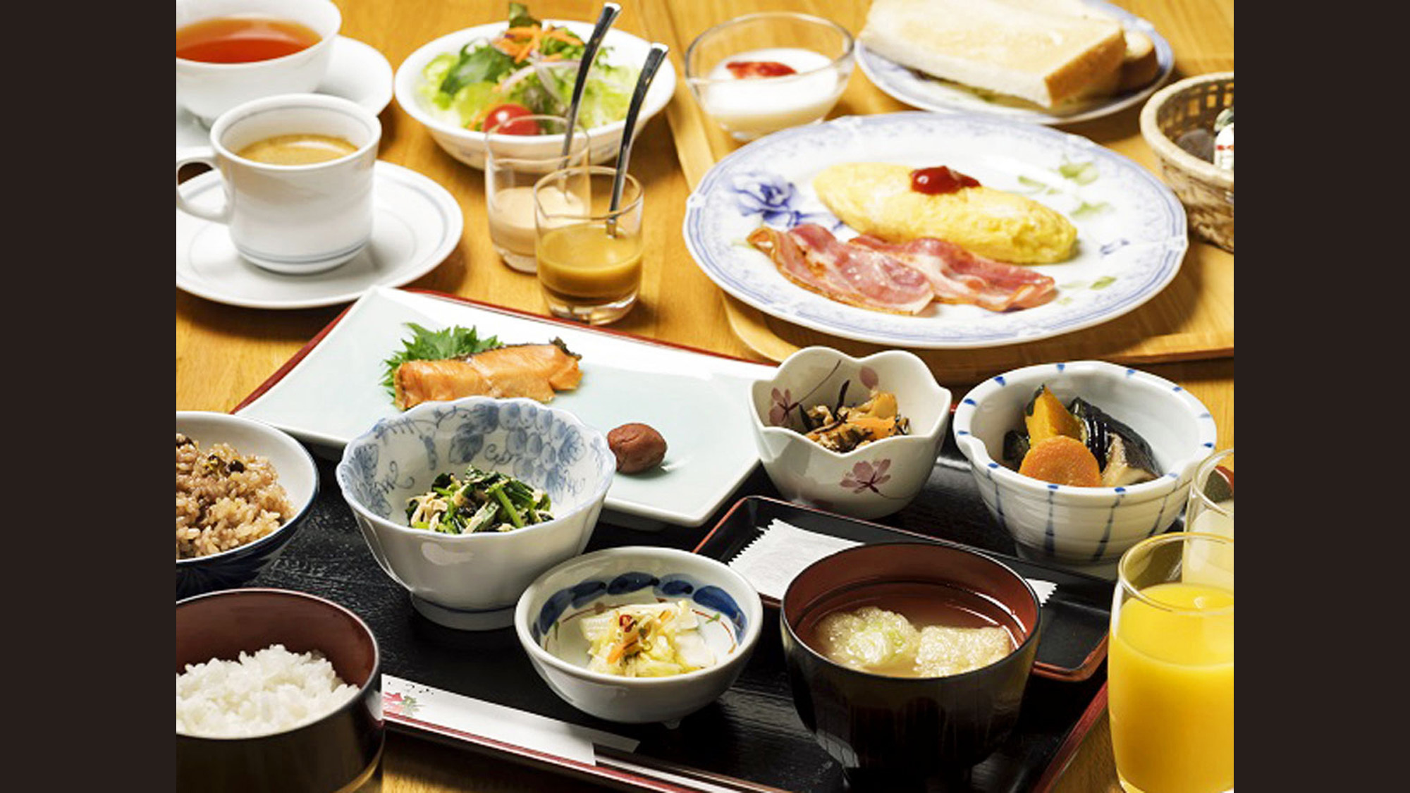 【朝食】和食・洋食から選べる朝食。和食は玄米・白米を、洋食は卵料理とハムなどの付け合わせを選べます。