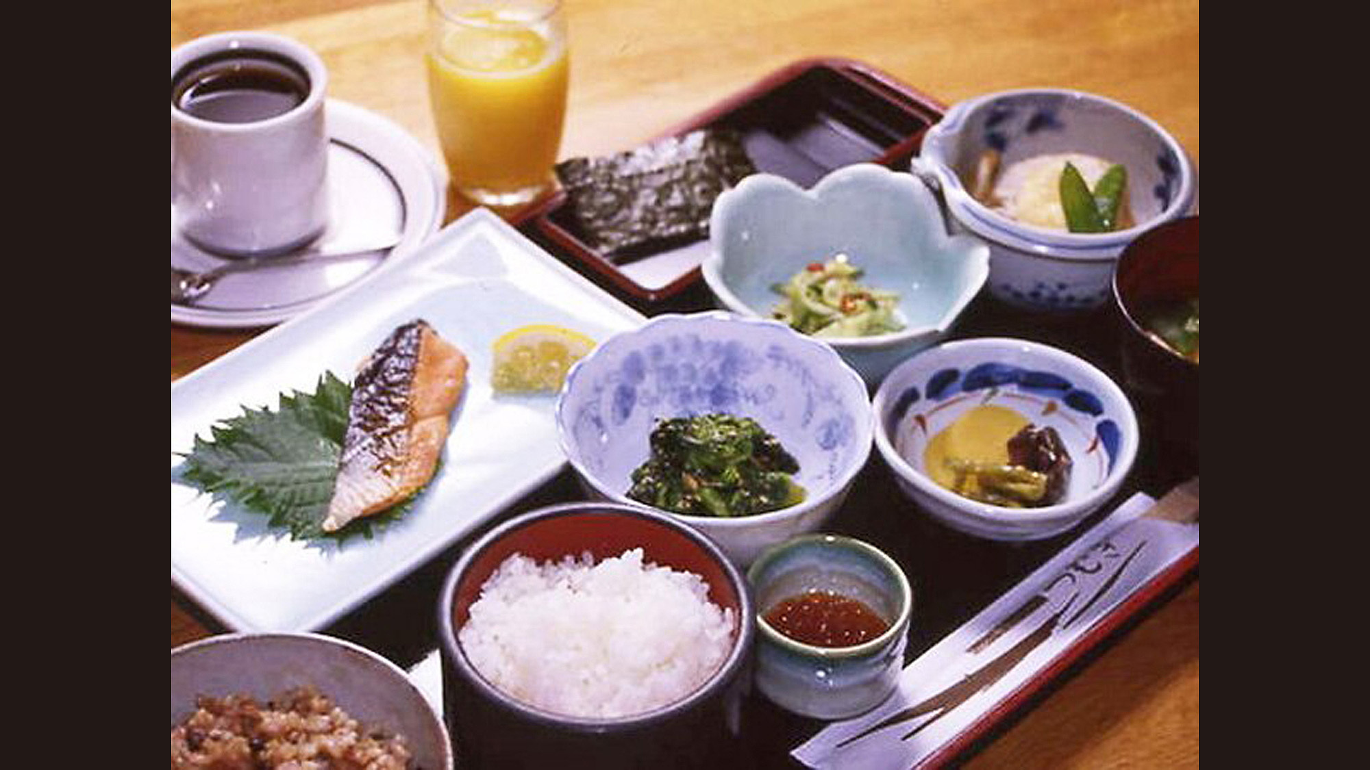 【朝食一例】和食のご飯は玄米・白米をお選びいただけます。