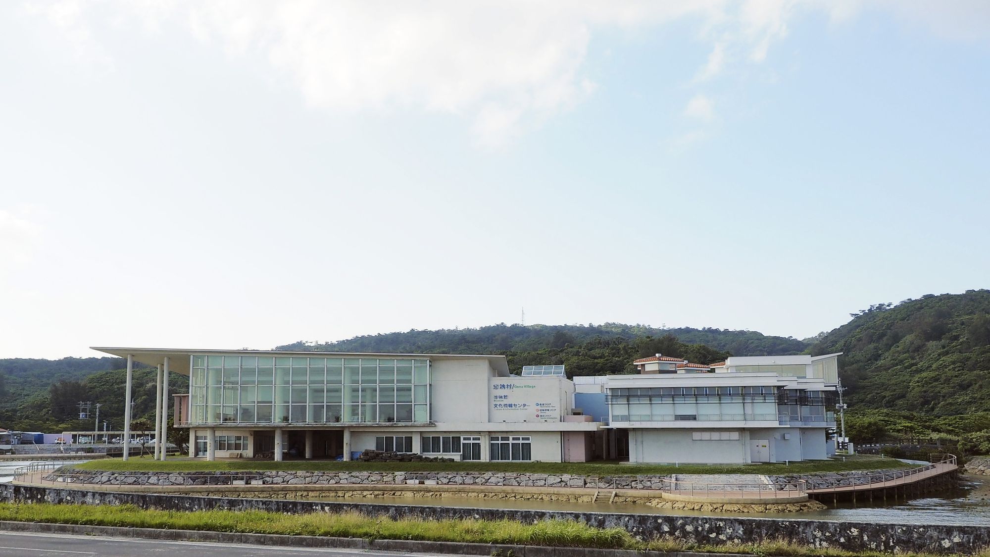 【おんなの駅なかゆくい市場】車で約7分