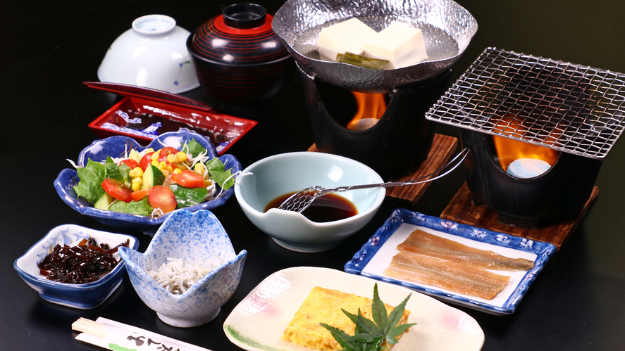 朝食嬉しい焼きたての魚。焼き加減はご自由に♪