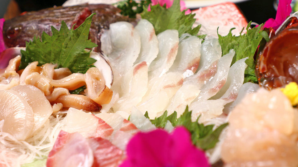 【季節の鮮魚の姿盛り】採れたて新鮮