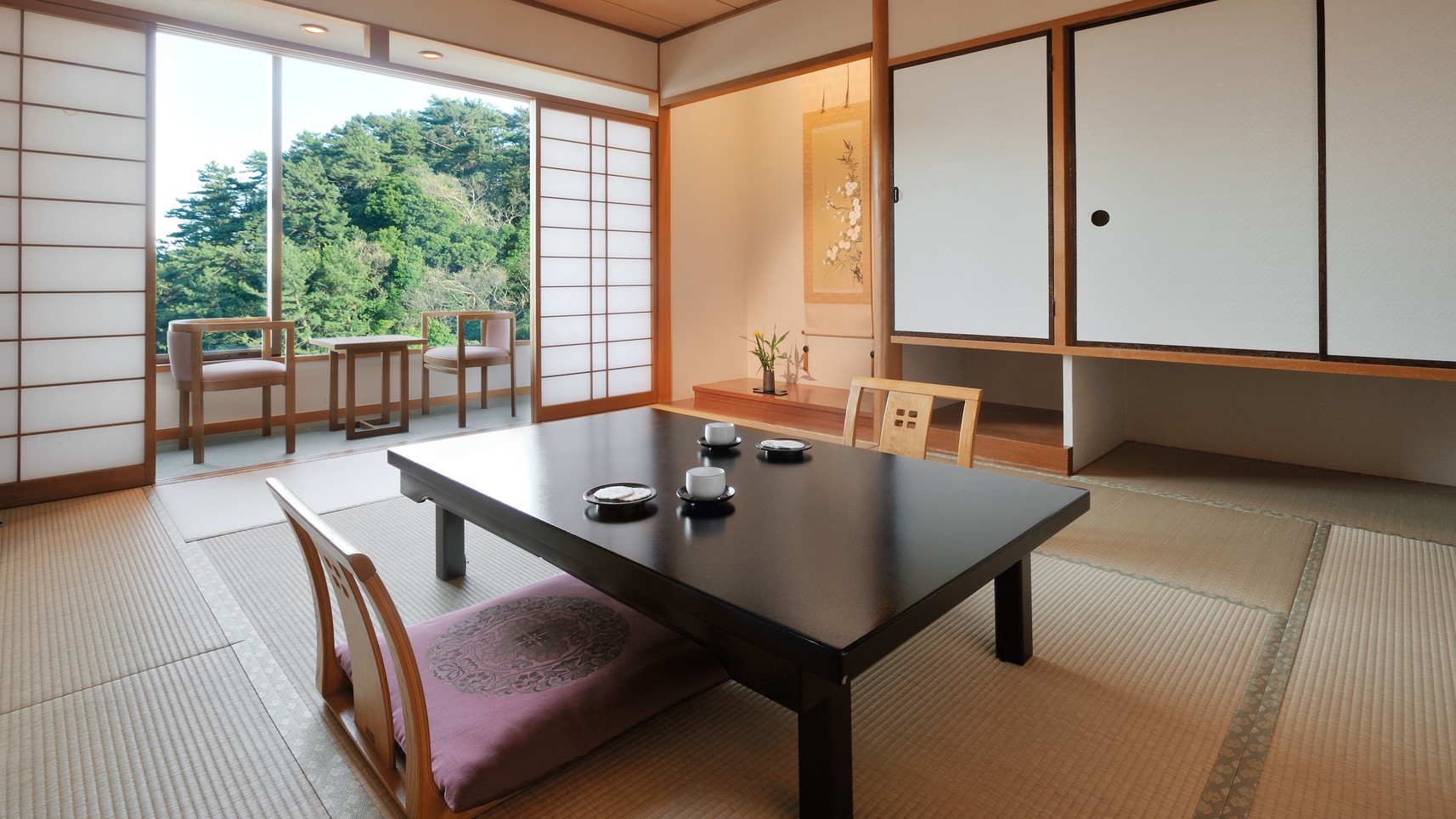 【和室10畳】純和室のお部屋。落ち着きのある空間でゆっくりとお寛ぎください。