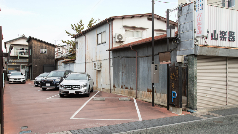 *【駐車場】駐車場は 4台まで駐車可能です。（無料） 