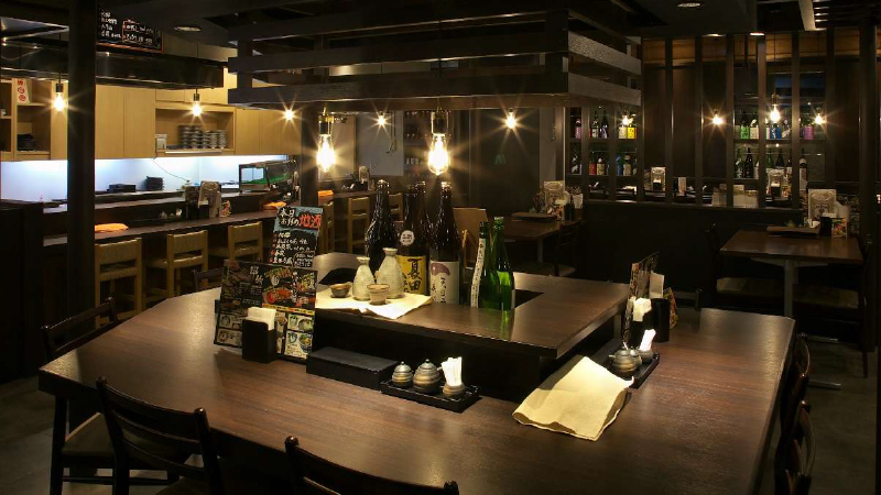 【1階さけ処 和凛（かりん） 】豊富な秋田の地酒とうまい肴が楽しめるカジュアル居酒屋