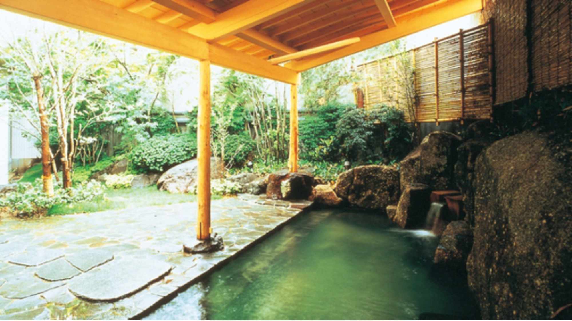 【別館ホテルプラザ迎賓 露天風呂】緑に囲まれながら、露天風呂をお楽しみ頂けます。