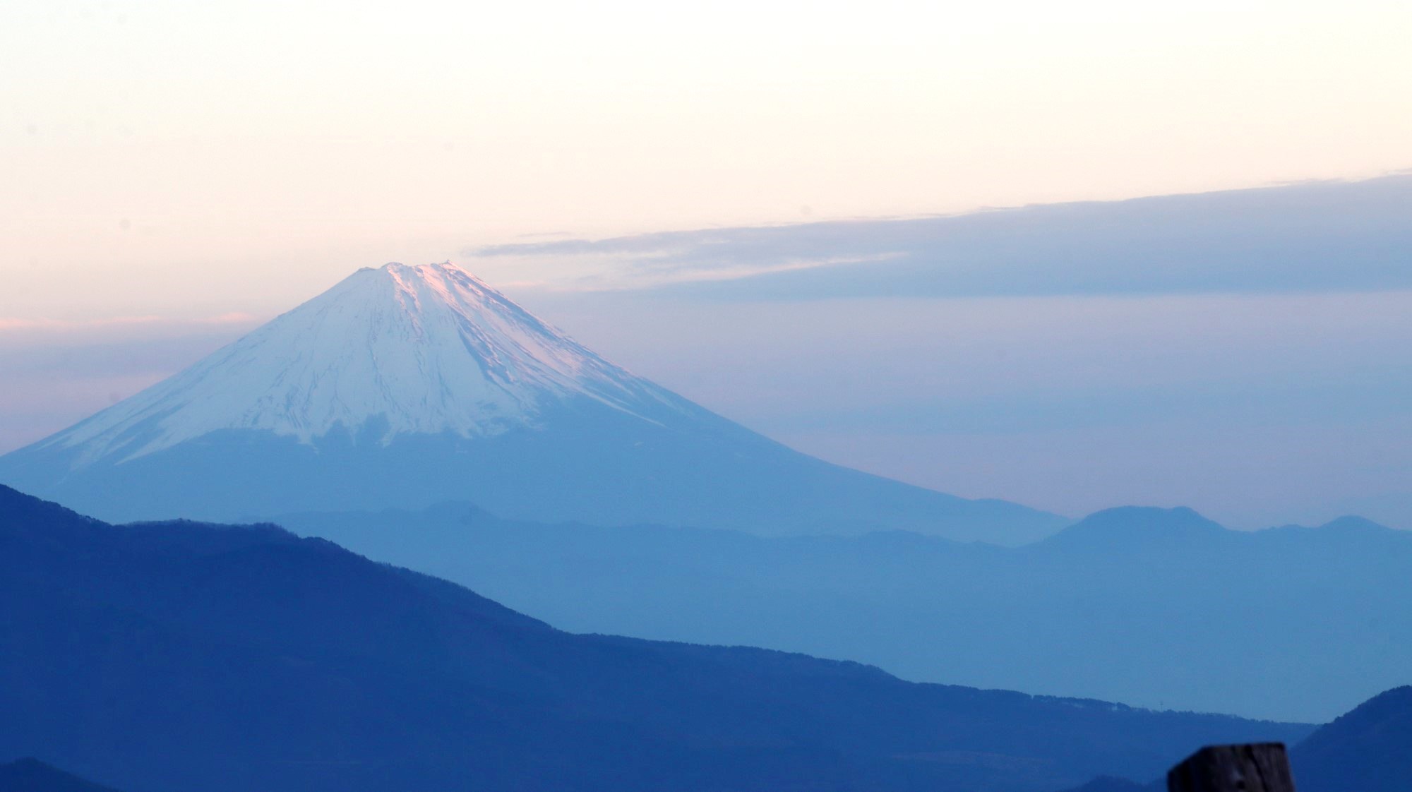 富士山や南アルプスを望む雄大な眺望（清泉寮）