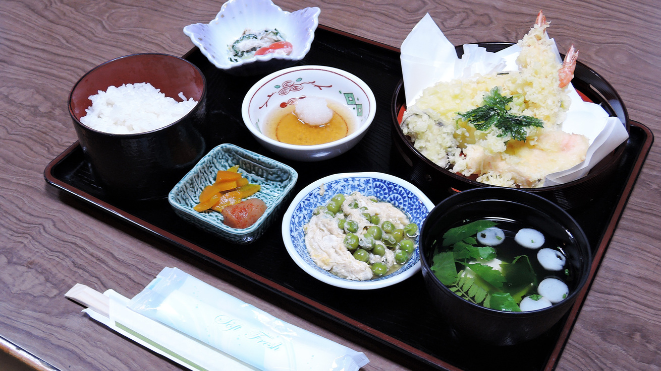 *ご夕食一例：天ぷら定食※献立は日替わりです