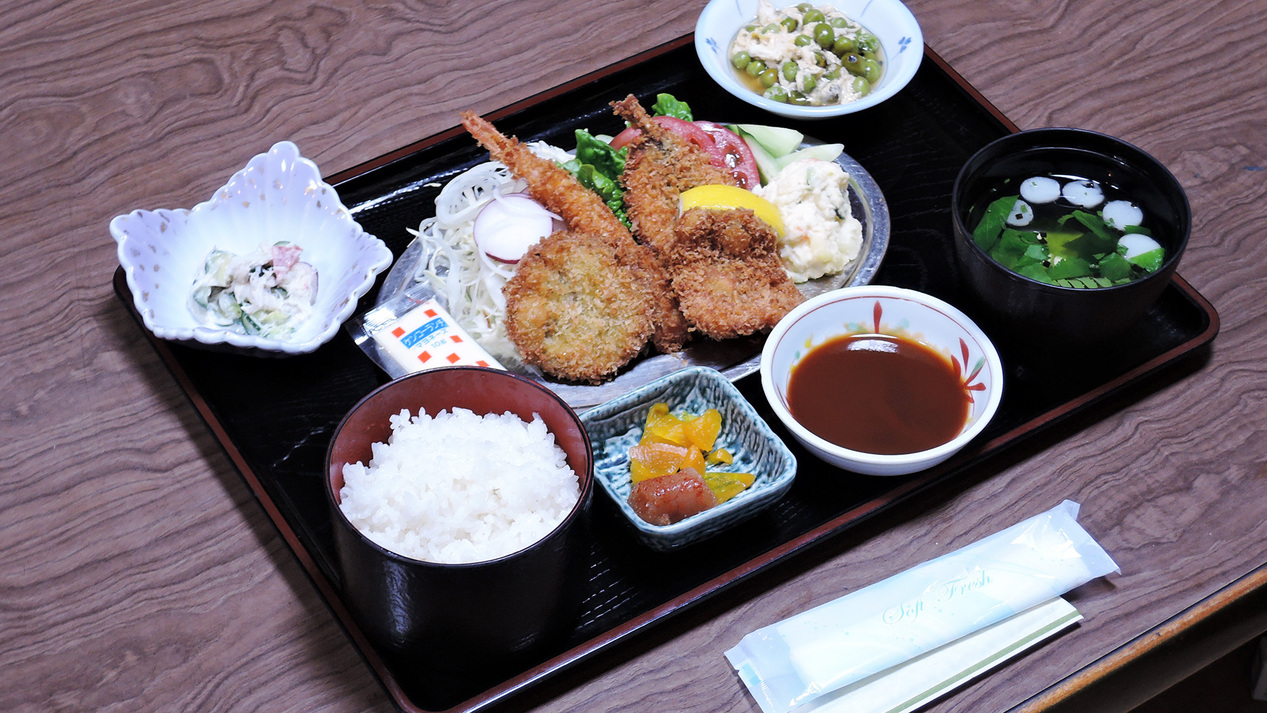 *ご夕食一例：フライ定食※献立は日替わりです