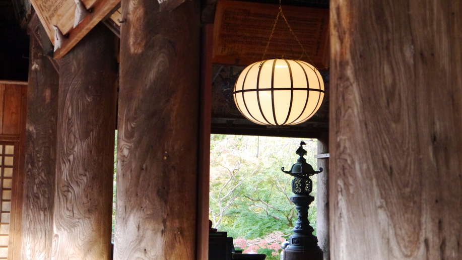 *【奈良・長谷寺の境内】荘厳な境内の中からのぞく、山々の景色。