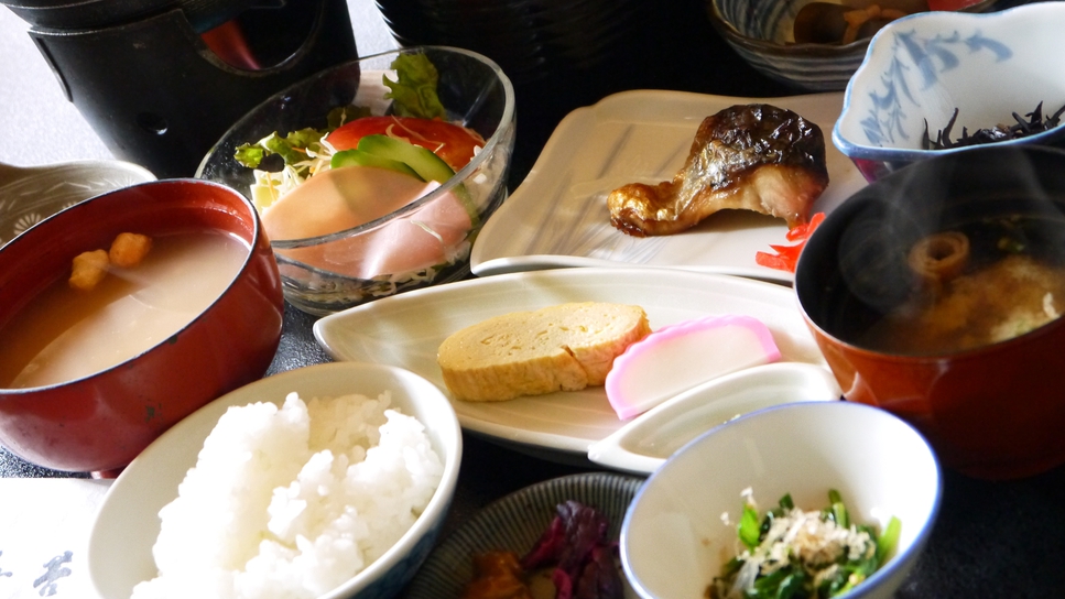 *【和朝食】焼き魚、サラダ、小鉢、お味噌汁、奈良漬など老舗旅館らしい和定食。