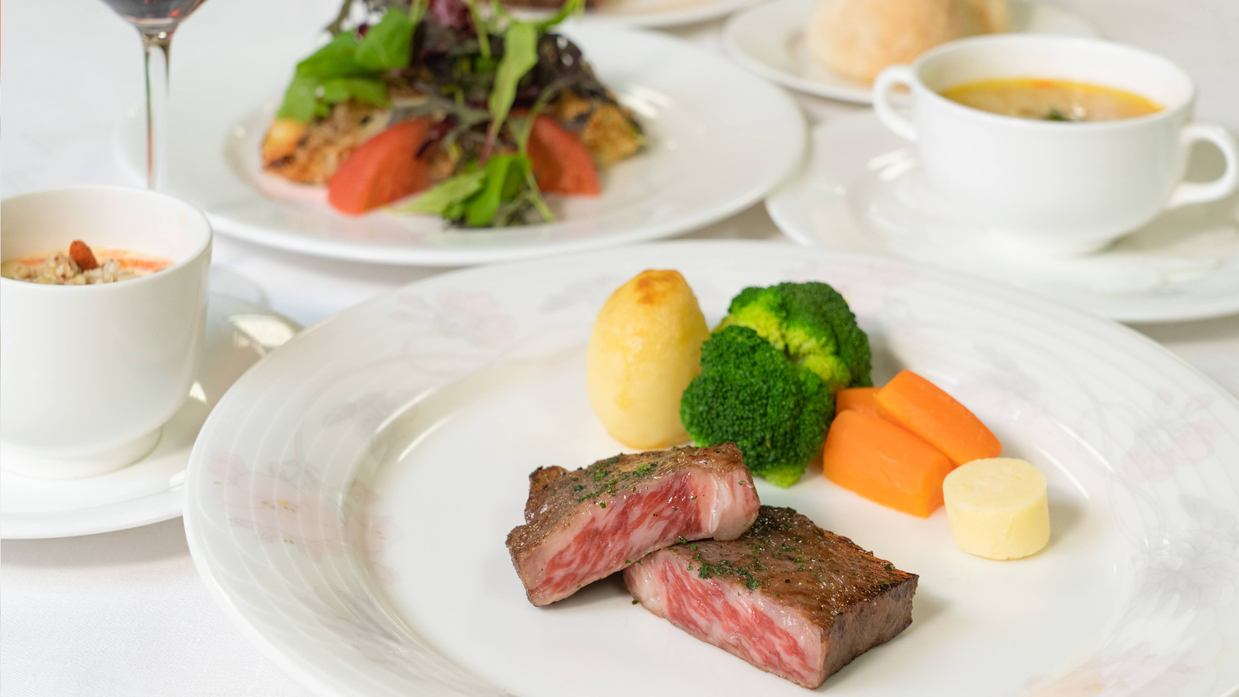 雲上のスカイレストランにて、季節の食材を使った人気の欧風ディナー（一例）