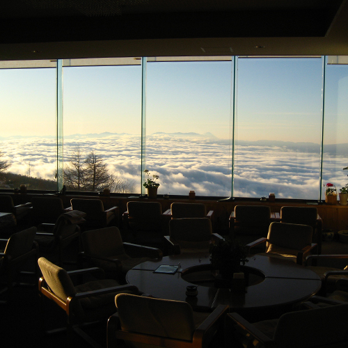 ロビーからの景色です。タイミングが合いますと大パノラマの雲海が広がります。