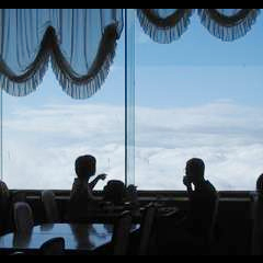 雲海を見ながらの朝食当館ではロビー客室レストラン温泉から雲海がご覧頂けちゃうんです♪.