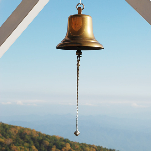 四季のパノラマ絶景は当館の一番見晴らしの良いポイント、展望デッキの鐘。