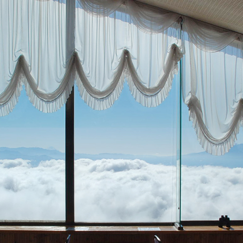 スカイレストランからのお昼の眺望。この日は綺麗な雲海がでておりました。遠くには富士山も見えます。