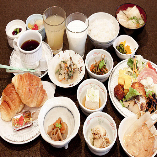 朝食の一例、たくさんのお料理をご賞味ください♪