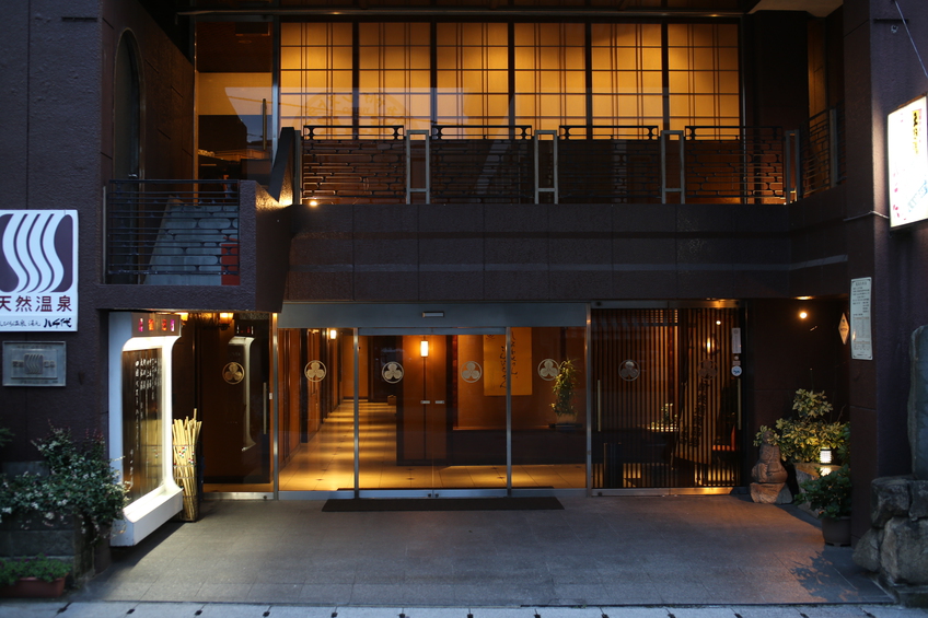 八千代本館エントランス。江戸時代から続く琴平最古の老舗旅館