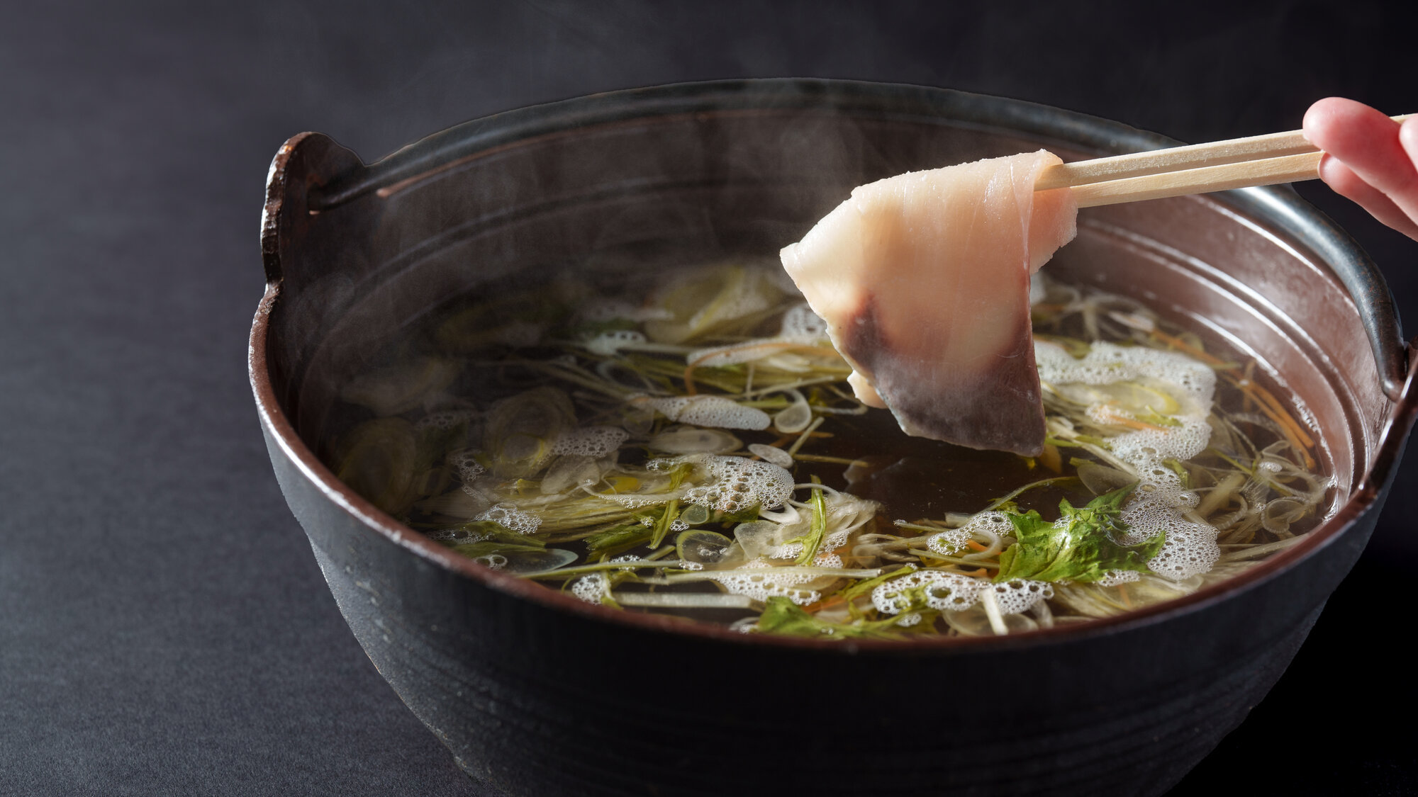 【冬季限定メニュー・鰤しゃぶ】しゃきしゃきした野菜と脂がのった鰤を温かい出汁でお召し上がりください。