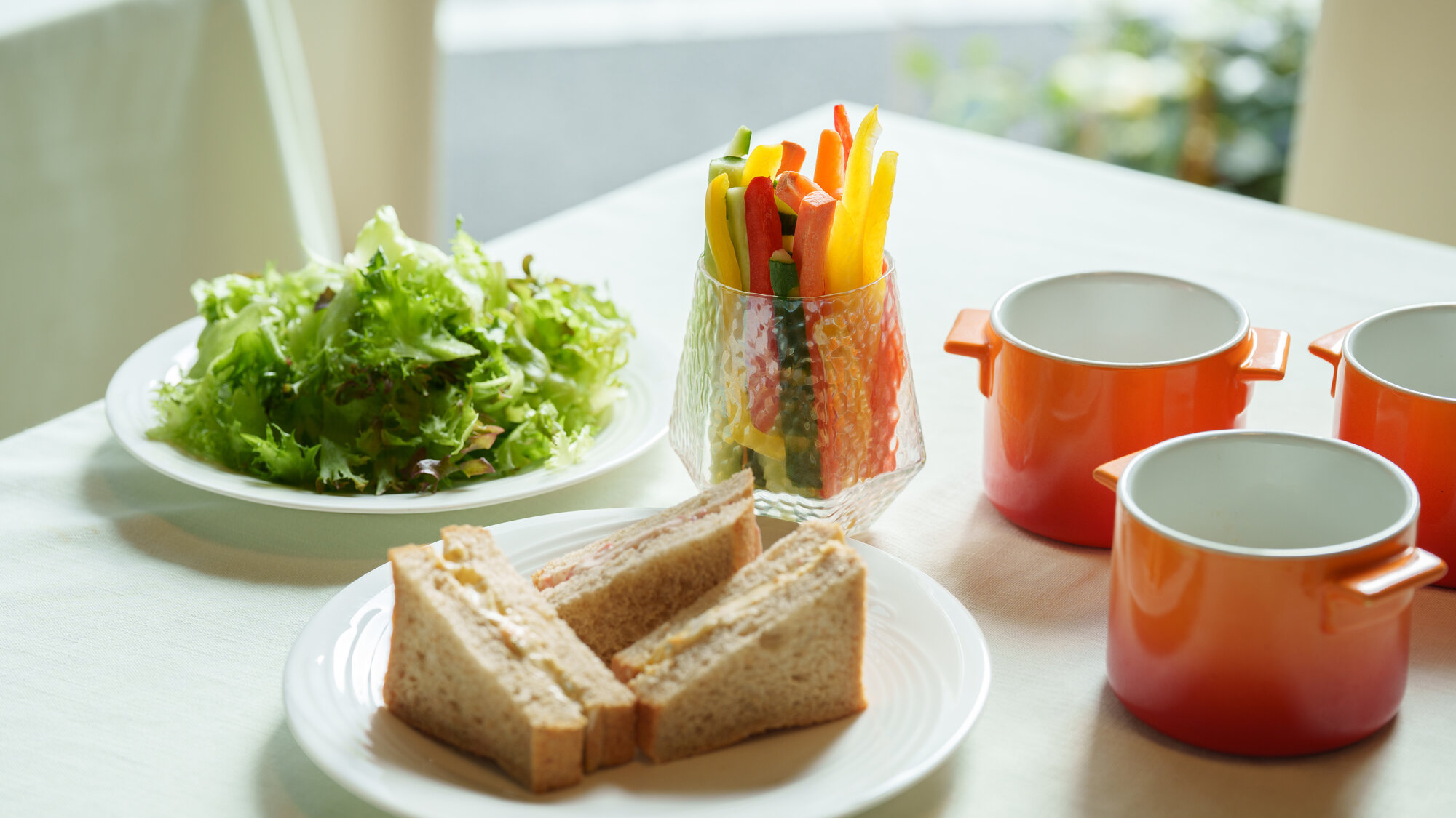 【お好みで作るサンドウィッチ】全粒食パンにお好きな具をのせて楽しむ自分だけのサンドウィッチ。