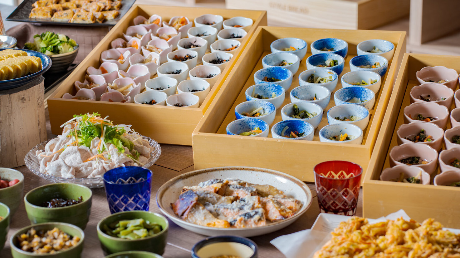 和食を中心とした40品目以上のメニューをご用意しております。お好きなメニューをお召し上がりください。