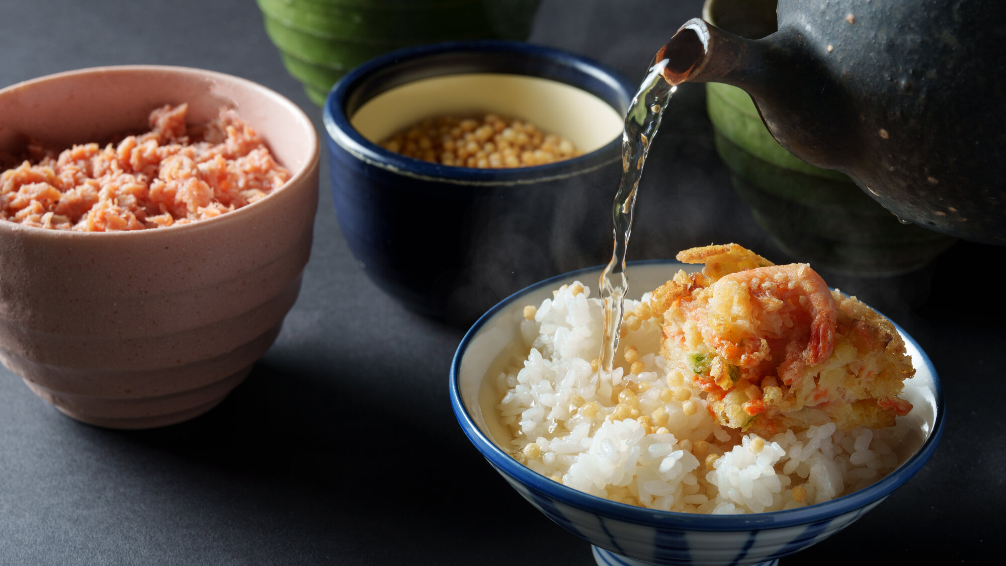 【だし茶漬け】優しい出汁で食べるお茶漬け。トッピングにかき揚げはいかがでしょうか。