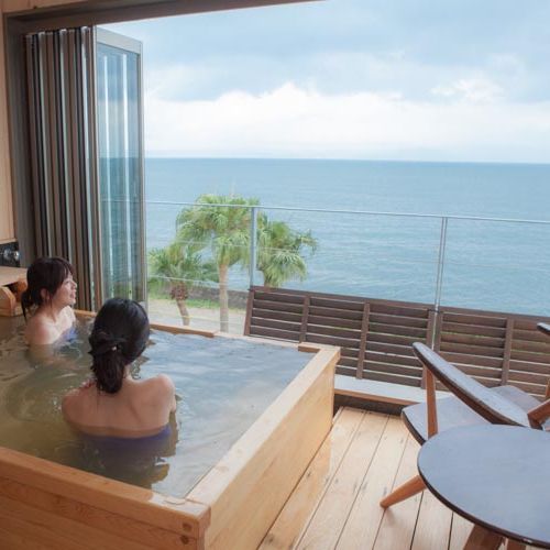 貸切半露天風呂「湯癒」目の前に広がる錦江湾と青い空が、リゾートムード満点