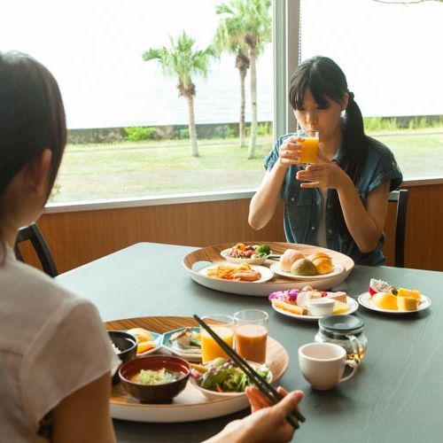 錦江湾を眺めながら、優雅な朝食タイムをお楽しみください