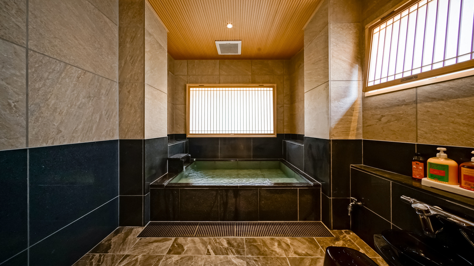 【貸切風呂】４階にある貸切風呂。ご家族様だけで貸切でご利用いただける人気のお風呂です。