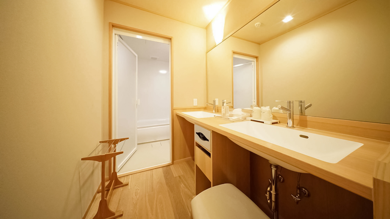リニューアル客室は洗面スペースもシンプルで暖かみのある設計にリニューアルしました。