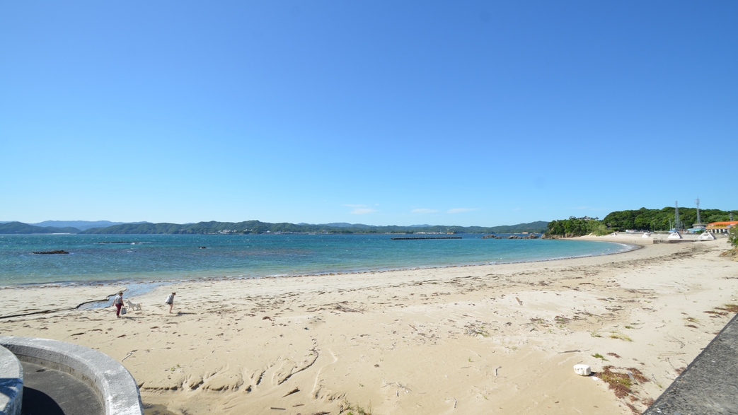 *半島最先端のビーチ《御座白浜ビーチ》から当館を望む