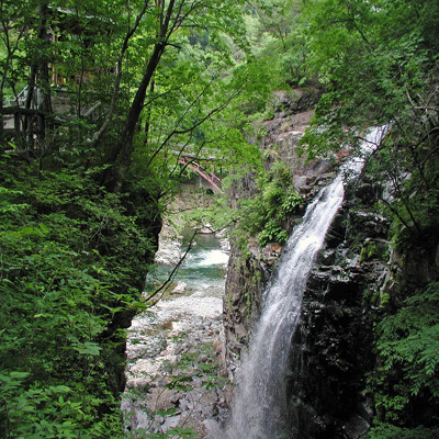 虹見の滝ー降りてすぐ右。太陽光で虹が出る。必見。