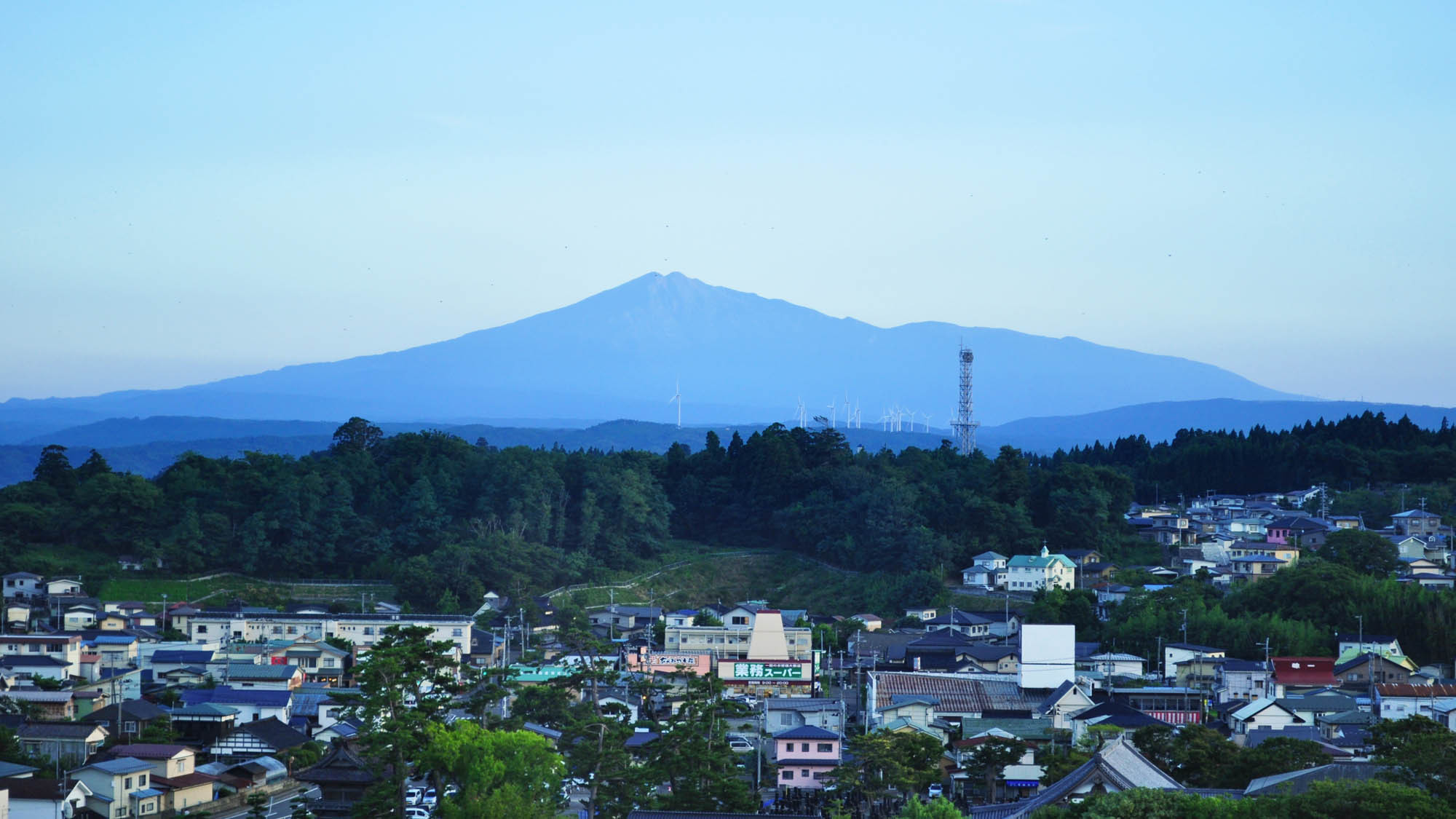 【施設周辺】富士山にそっくりなシルエットの鳥海山