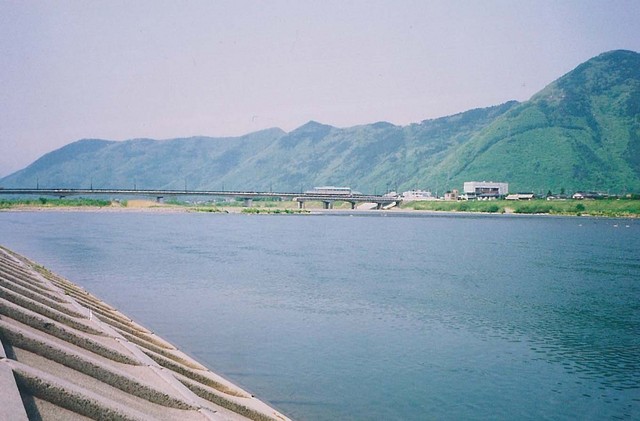 当館より徒歩５分。千曲川の風景