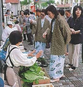 ５月〜１１月。毎週日曜日開催の朝市