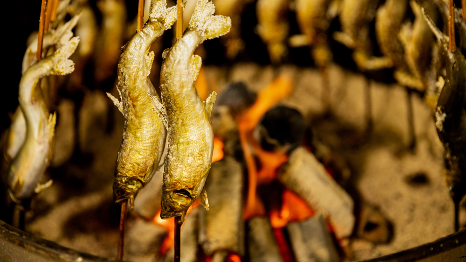 炭火でじっくり焼き上げるから骨までおいしい「鮎の塩焼き」