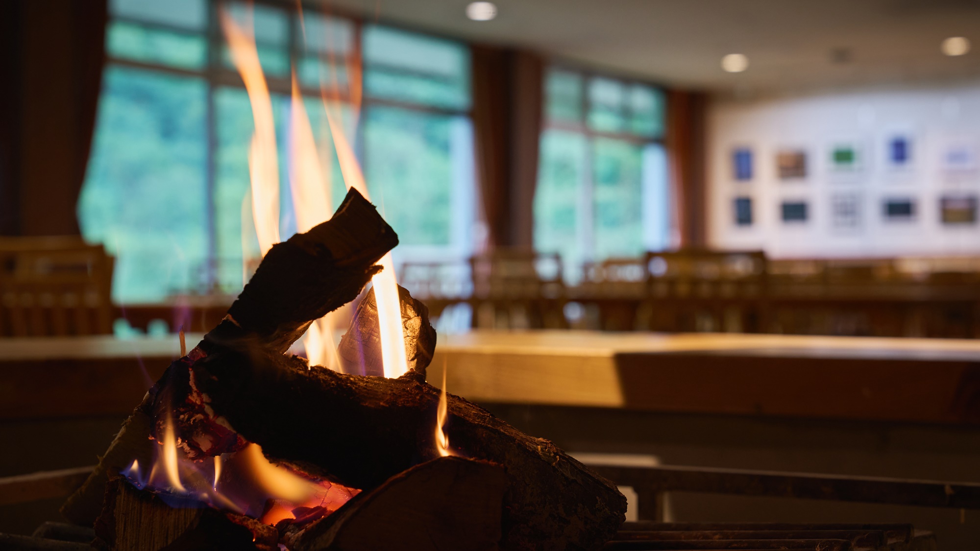 *【暖炉】レストランには六角の暖炉 一年中火をともしております