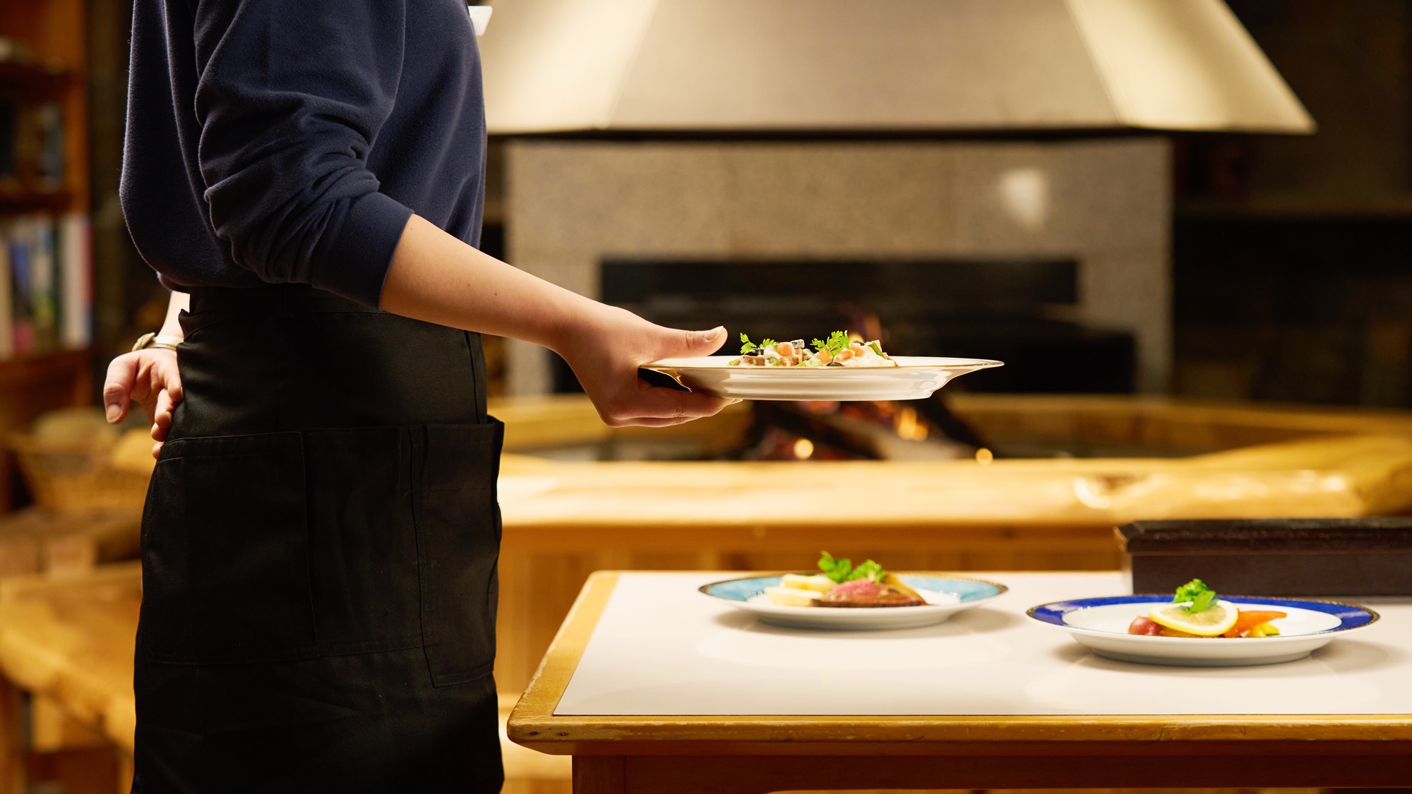 *【夕食一例】一品ずつ提供される出来立てのあたたかいお料理を囲みながら、笑顔溢れるディナータイムを