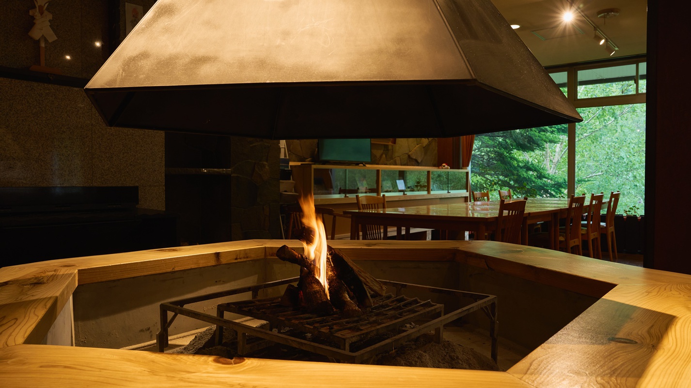 *【暖炉】レストランには六角の暖炉一年中火をともしております